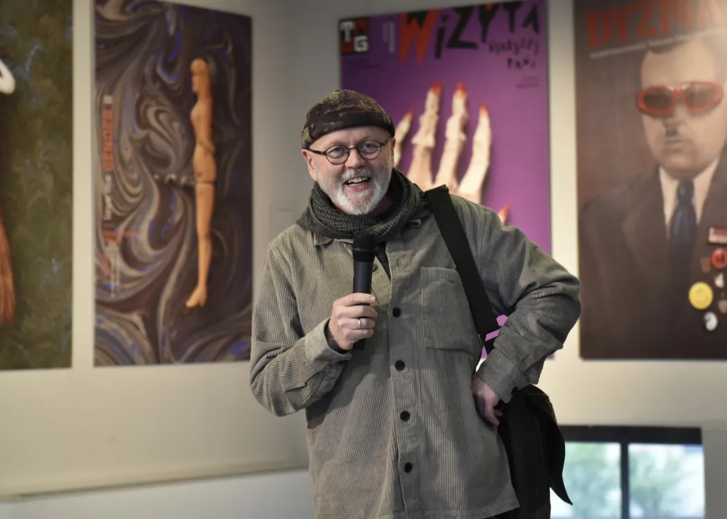 Tomasz Bogusławski w Starej Kotłowni podczas wernisażu swojej wystawy