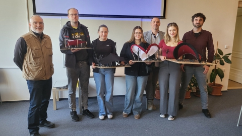 Profesor Jacek Katzer wraz z reprezentacją studentów z kierunku budownictwo UWM