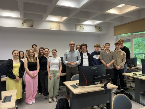 profesor wizytujący Carles Serrat ze studentami