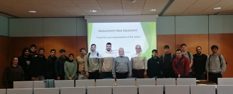 Prof. Sławomir Cellmer wraz z prof. Carlesem Serrat i studentami kierunku Budownictwo Uniwersytetu w Barcelonie