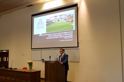 Profesora Robert Wójcik prowadzący seminarium