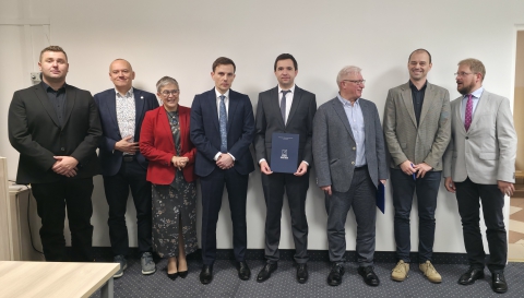 doktorant wraz z promotorami i recenzentami oraz przewodniczącym rady