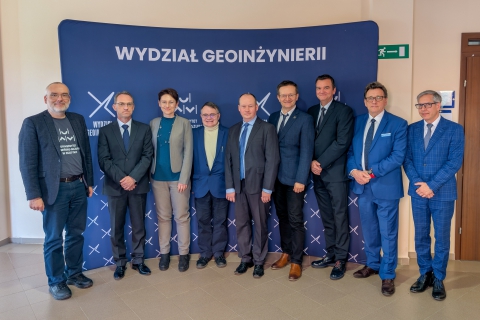 Zdjęcie habilitanta wraz z członkami komisji habilitacyjnej