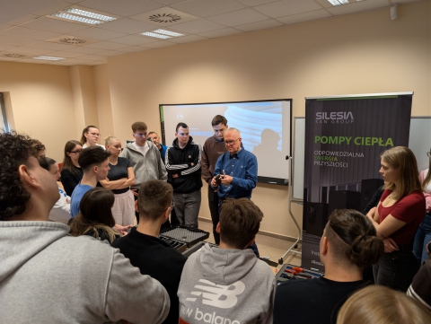 Uczestnicy seminium wraz z przedstawicielem firmy KAN-therm