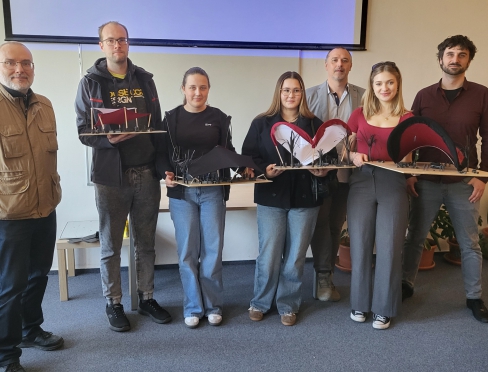 Profesor Jacek Katzer wraz z reprezentacją studentów z kierunku budownictwo UWM