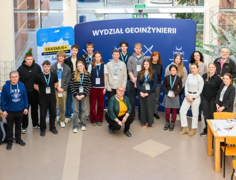 Uczestnicy programu ERASMUS + BIP wraz z organizatorami