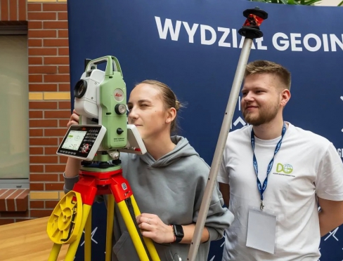 Dzień Geoinformatyka: uczestnicy testujący sprzęt geodezyjny