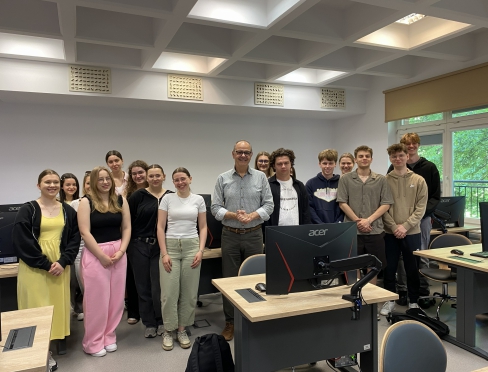 profesor wizytujący Carles Serrat ze studentami