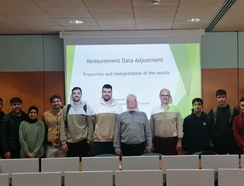 Prof. Sławomir Cellmer wraz z prof. Carlesem Serrat i studentami kierunku Budownictwo Uniwersytetu w Barcelonie