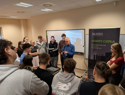 Uczestnicy seminium wraz z przedstawicielem firmy KAN-therm