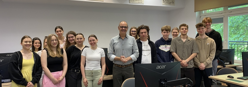 profesor wizytujący Carles Serrat ze studentami
