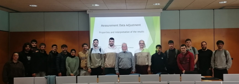 Prof. Sławomir Cellmer wraz z prof. Carlesem Serrat i studentami kierunku Budownictwo Uniwersytetu w Barcelonie