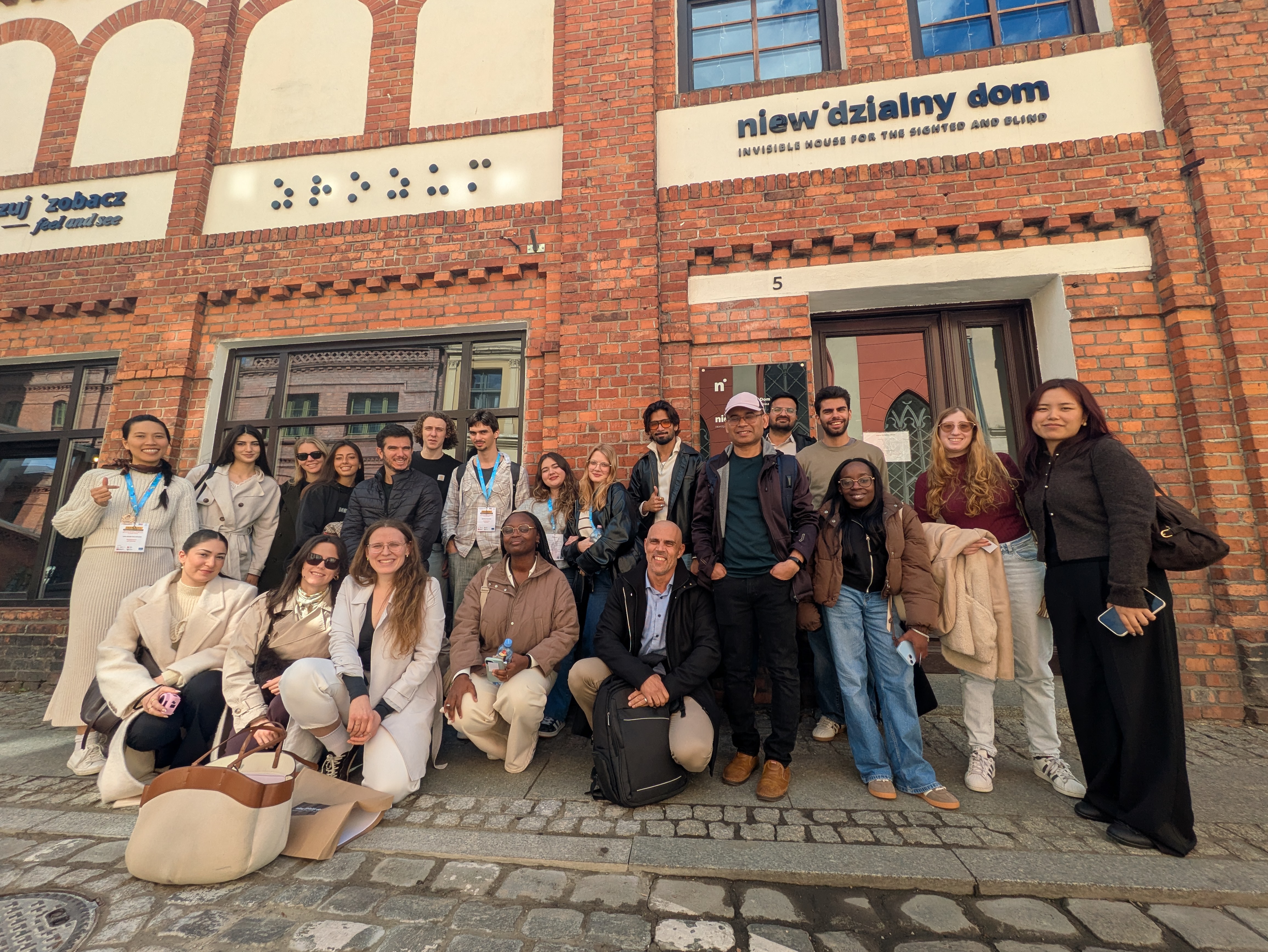 Uczestnicy programu Erasmus+ Blended Intensive Programme podczas wizyty w Niewidzialnym Domu w Toruniu. 