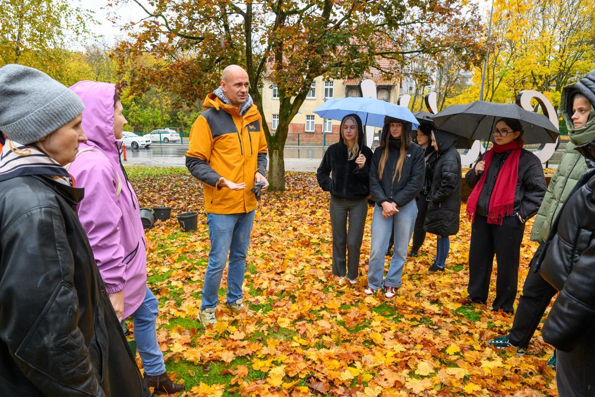 dr inż. Mariusz Antolak podczas sadzenia cebulek 