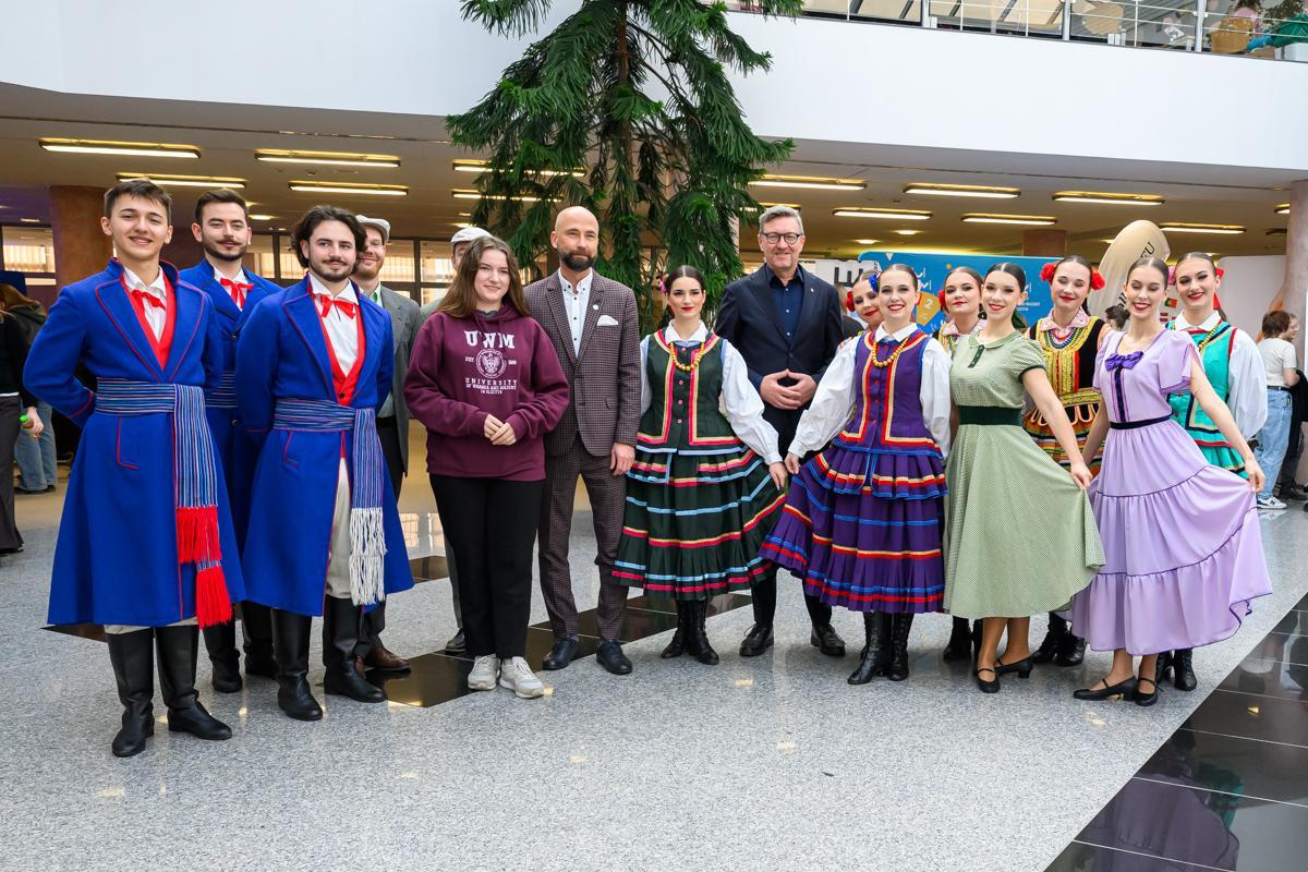Rektor prof. Jerzy Przyborowski z Zespołem Pieśni i Tańca "Kortowo" podczas STUDENT Expo 
