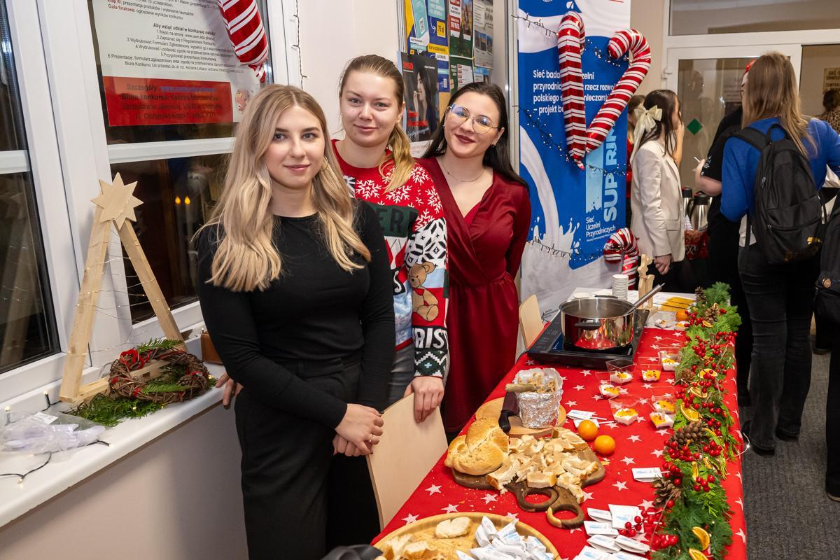 Studentki Wydziału Nauki o Żywności pozują do zdjęcia na stoisku podczas Mikołajków z Nożami