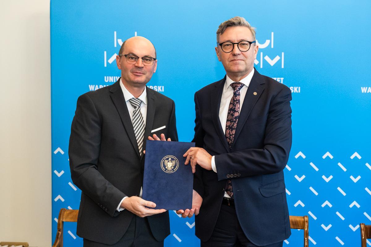 rektor Hochschule Offenburg i rektor UWM pozują z podpisanym porozumieniem 