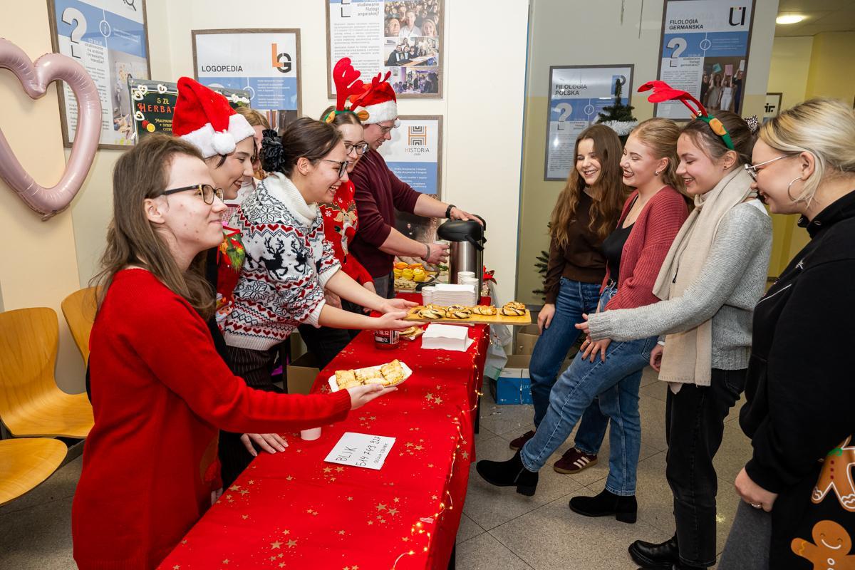 Studentki Wydziału Humanistycznego UWM serwują placki podczas akcji Kortowski Mikołaj