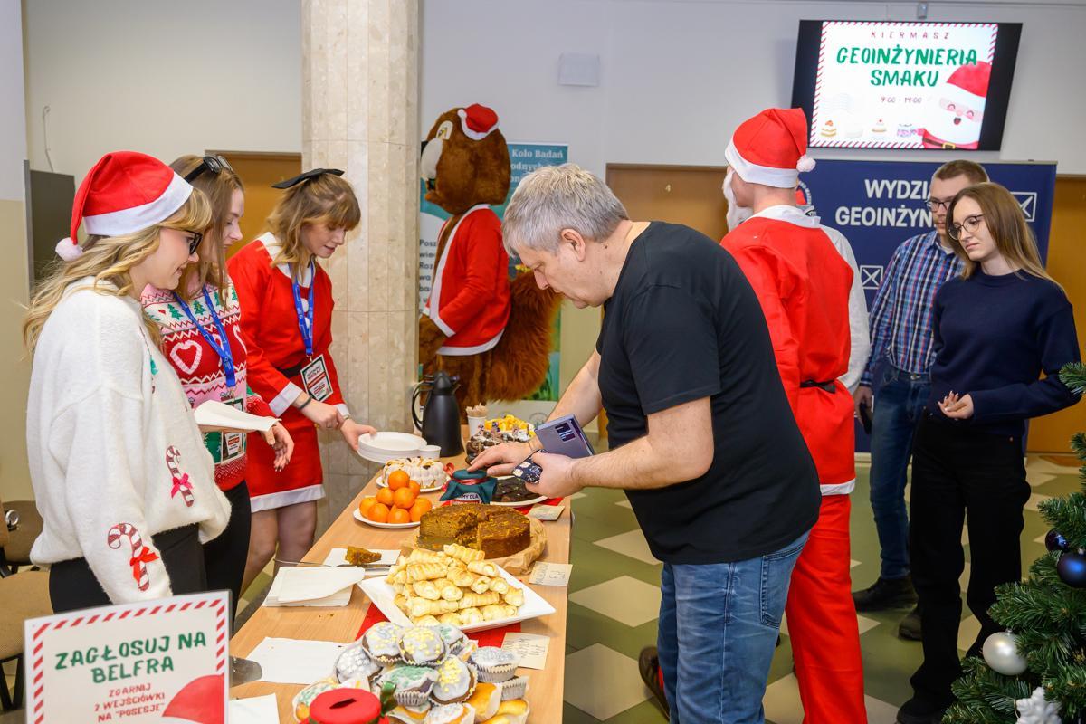 Studenci Wydziału Geoinżynierii podczas kiermaszu w ramach akcji Kortowski Mikołaj 