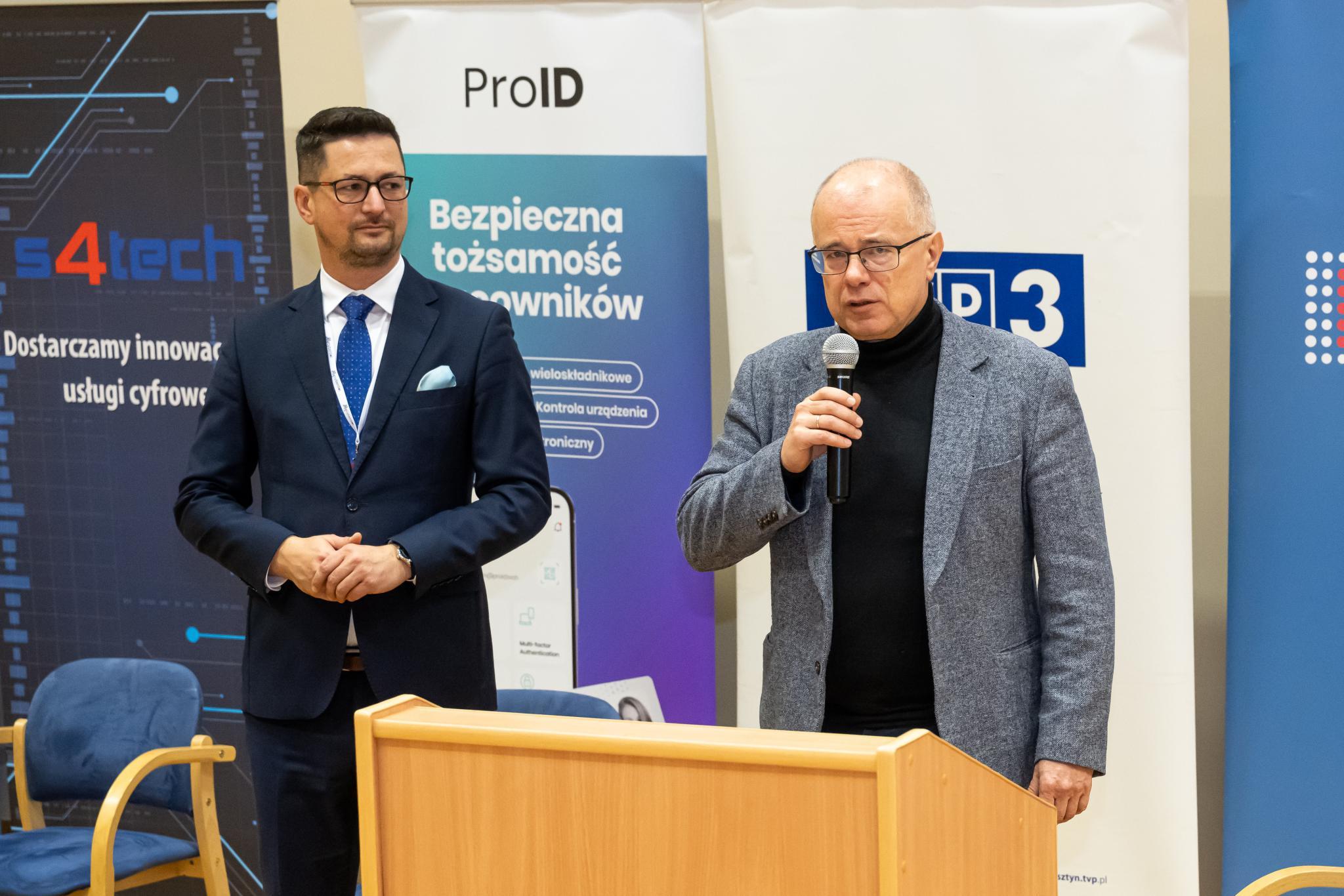 Łukasz Strzelecki i Adam Doliwa przemawiają do uczestników Regionalnego Forum Cyberbezpieczeństwa