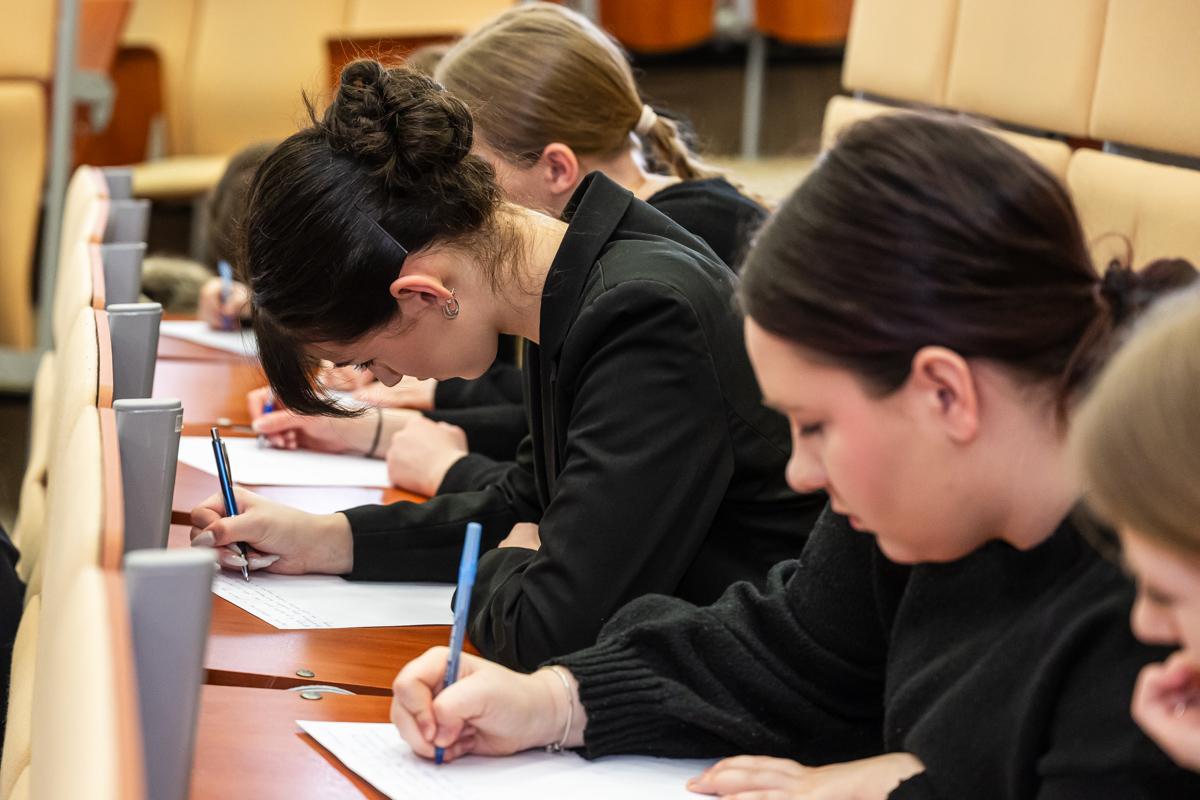 Uczestnicy Dnia Języka Ojczystego 2026 piszą dyktando 