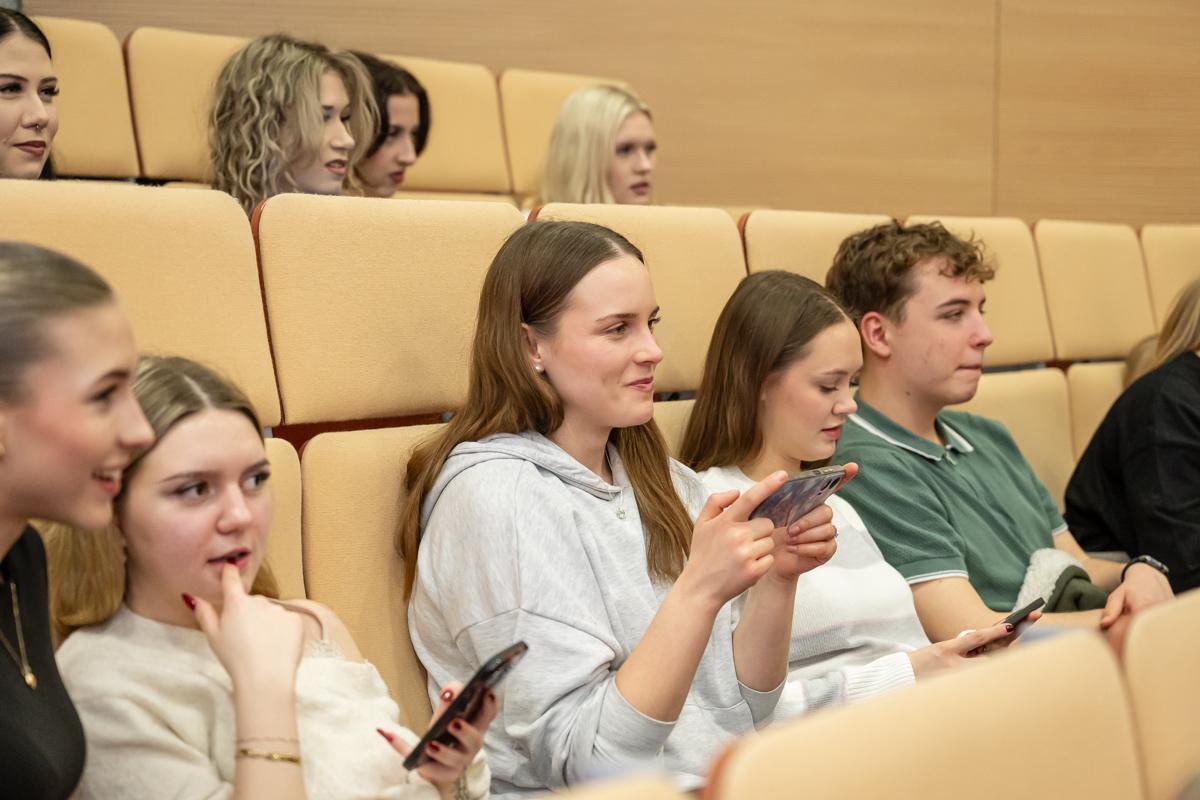 Uczestniczki Dnia Języka Ojczystego biorą udział w quizie popkulturowym