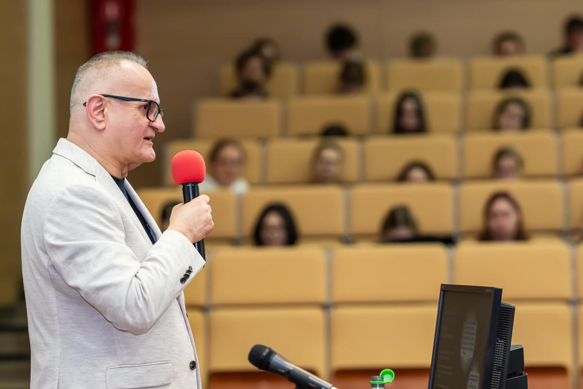 prof. Zenon Lica wygłasza wykład otwarty podczas Dnia Języka Ojczystego na UWM