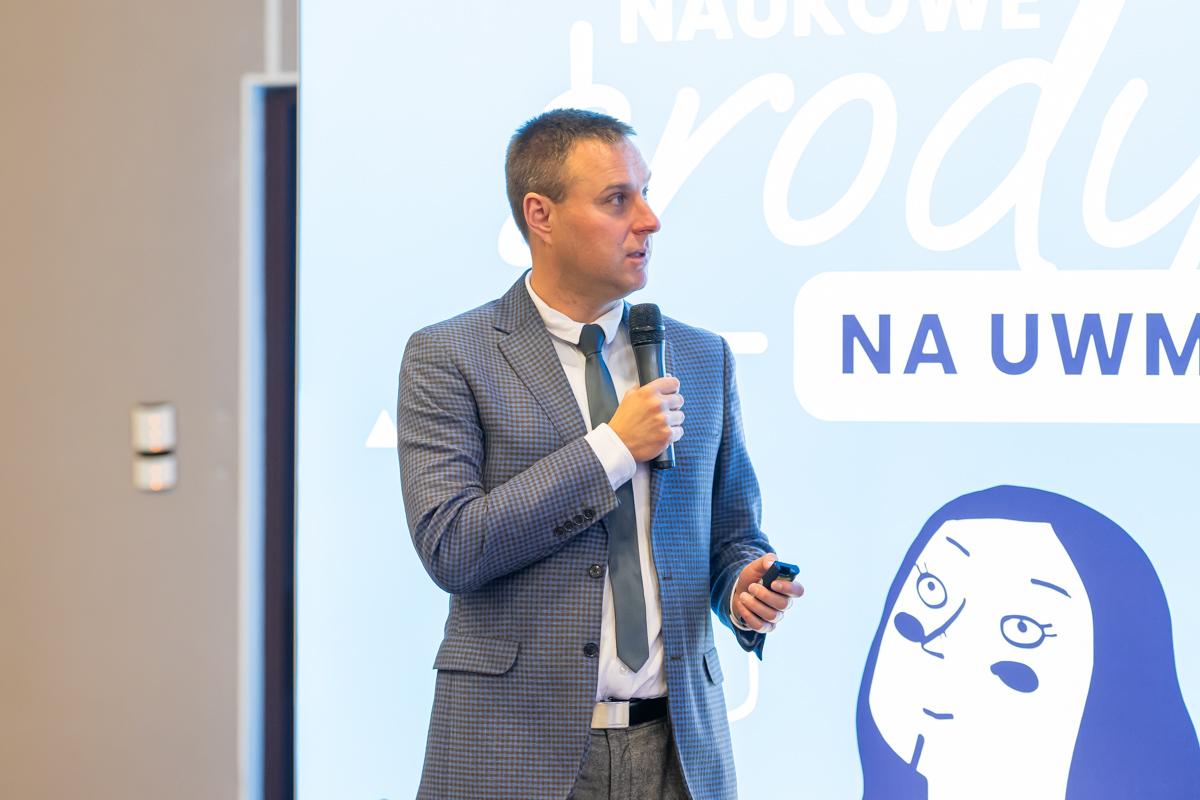 Maciej Duda podczas prelekcji na naukowych środach 