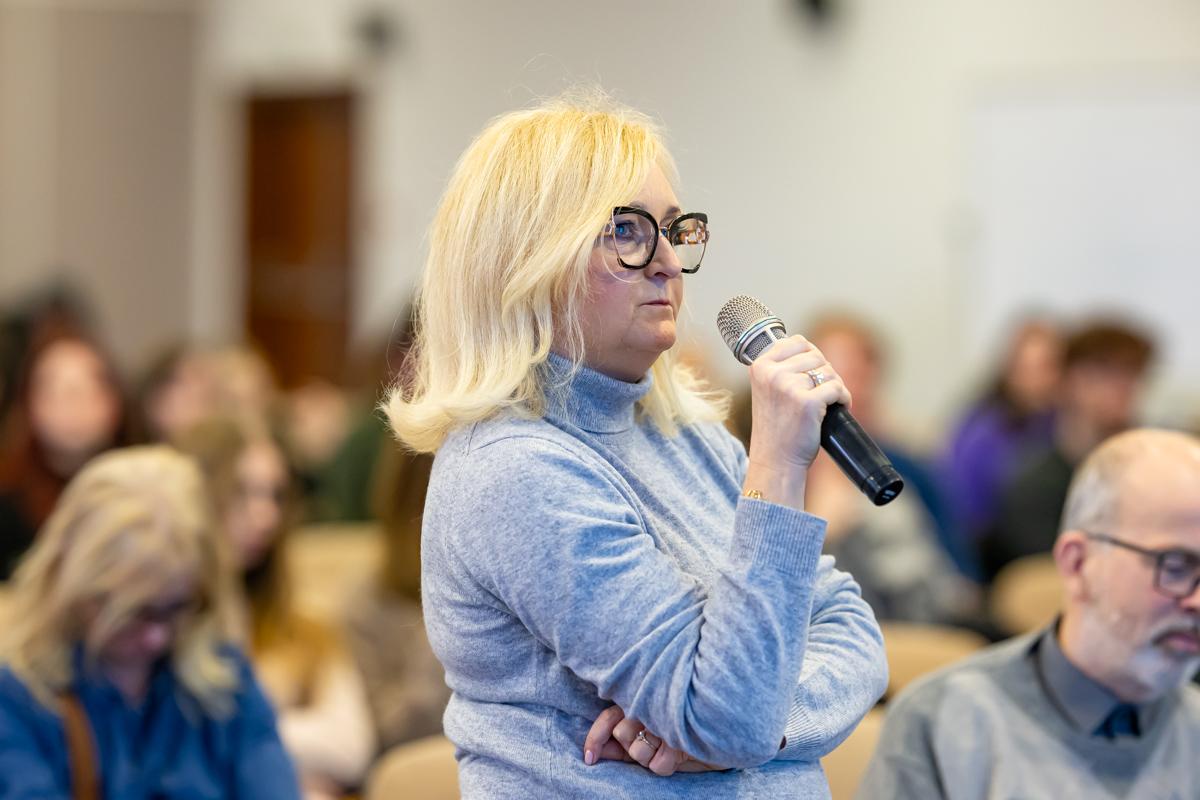 Uczestniczka spotkania naukowe środy na UWM zadaje pytanie 