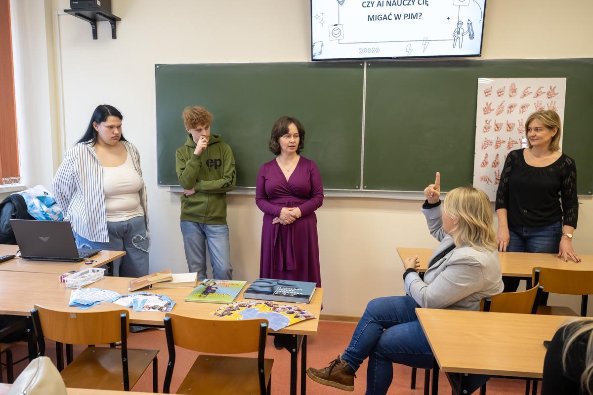 uczestnicy warsztatów z PJM podczas Europejskiego Dnia Logopedy 