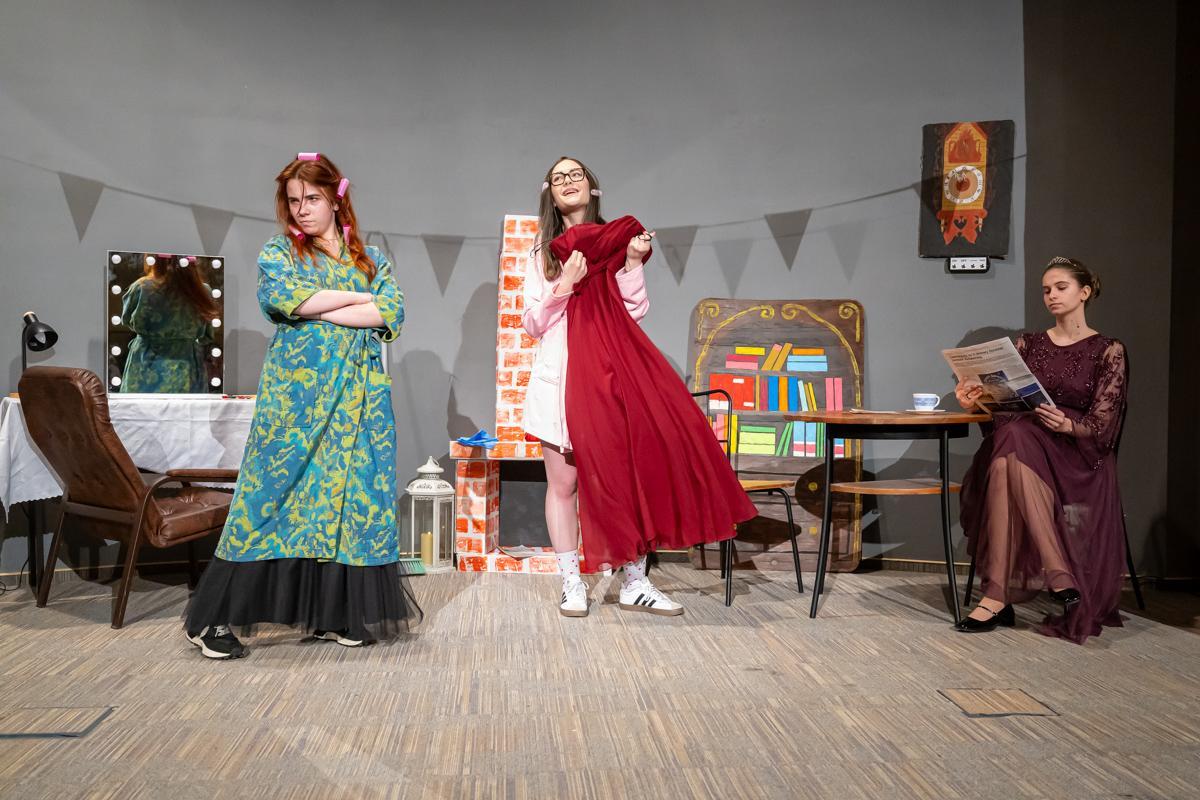 Studenci wystawiają przedstawienie teatralne podczas Europejskiego Dnia Logopedy 