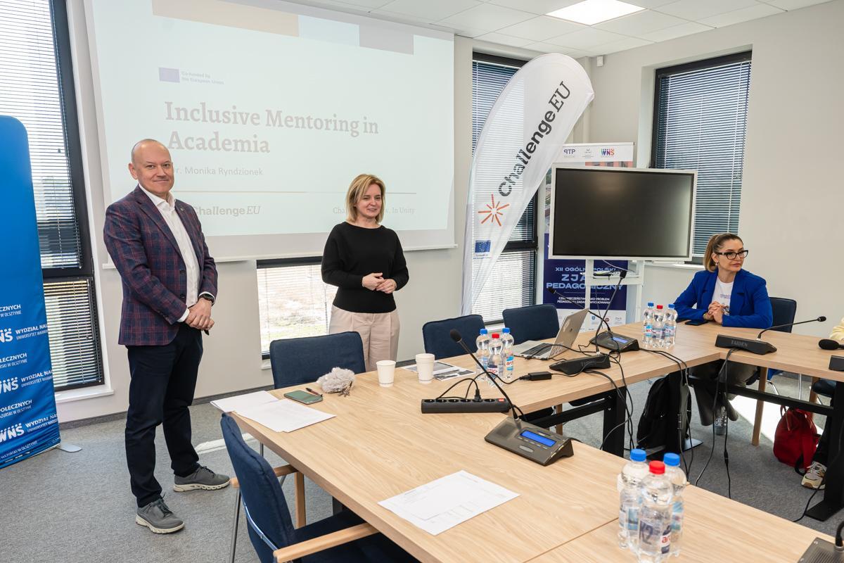 Pracownicy UWM podczas otwarcia programu Erasmus+ BIP na Wydziale Nauk Społecznych 