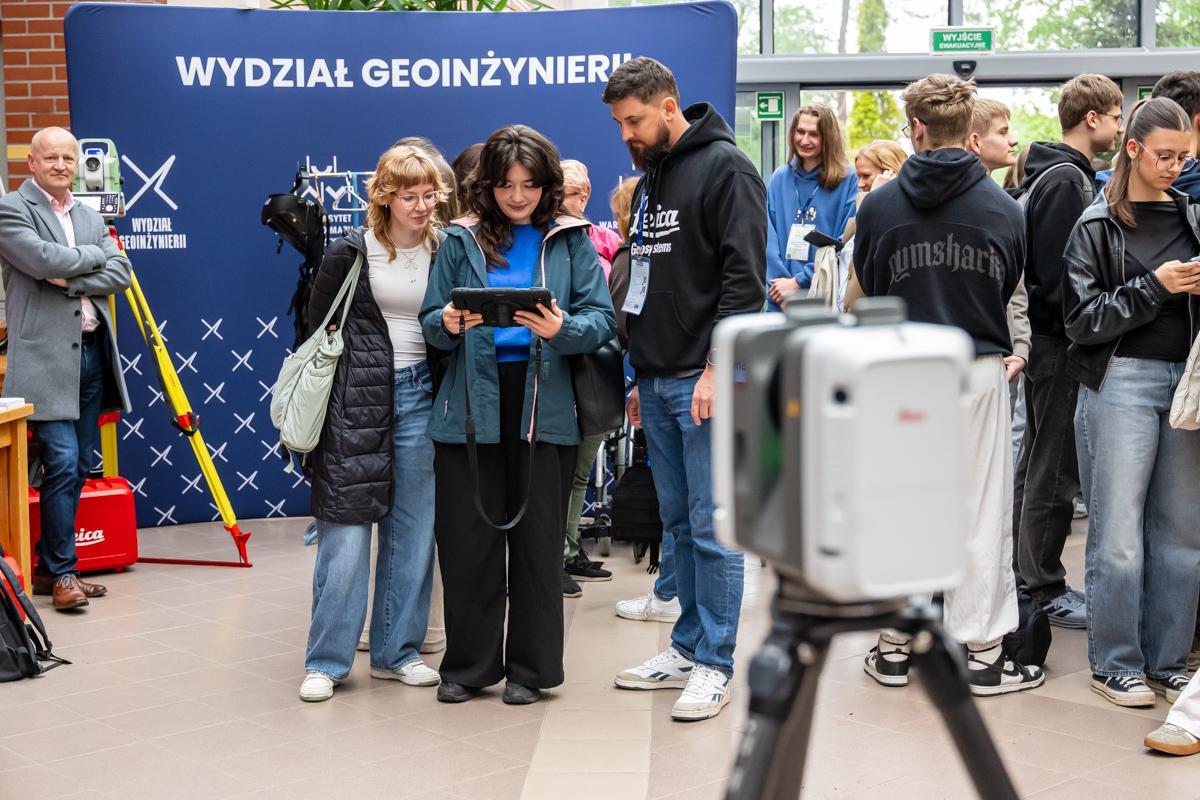 Dzień Geoinformatyka 2026: uczestnicy korzystają z najnowocześniejszego sprzętu