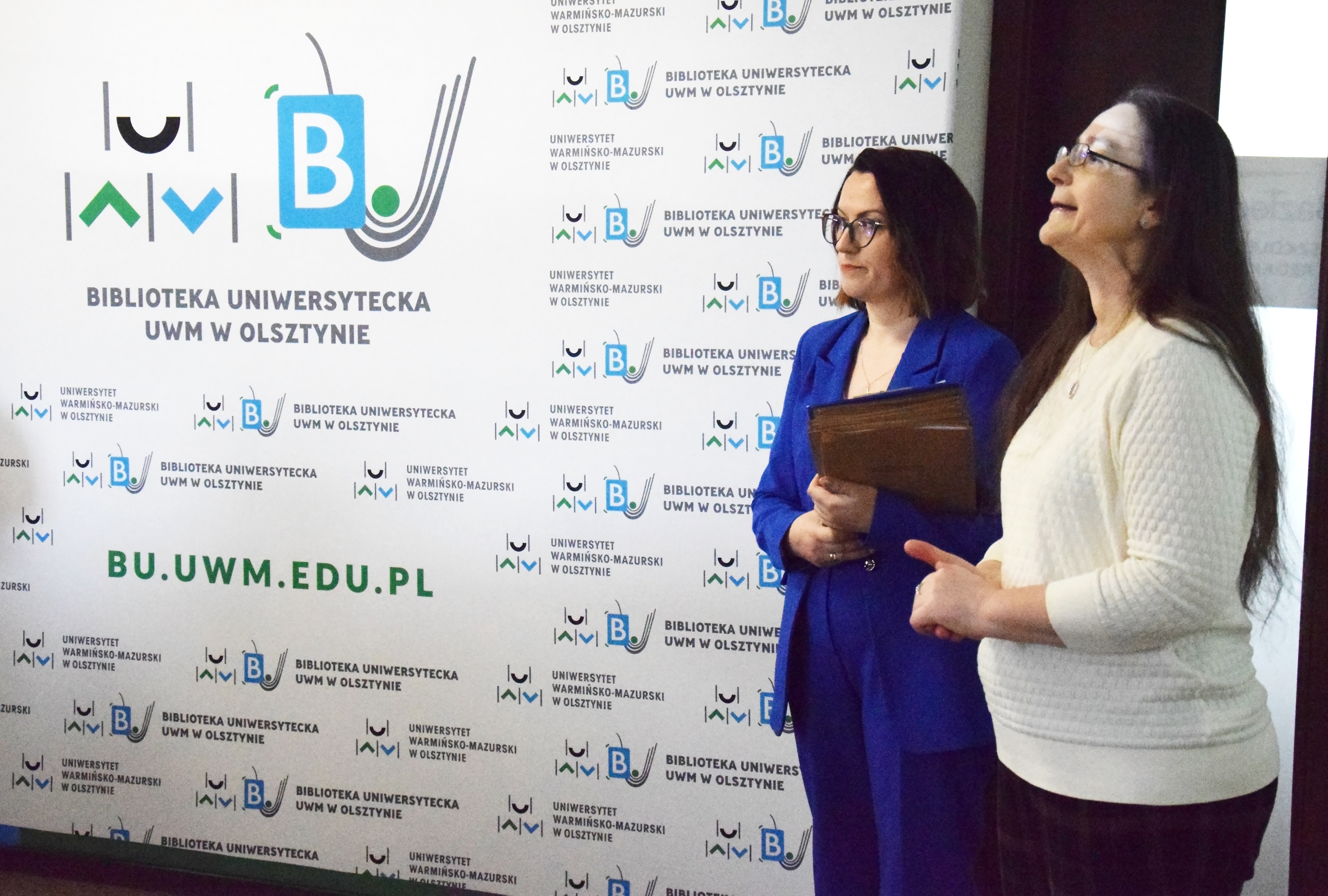 Po lewej: Katarzyna Bikowska, dyrektorka Biblioteki Uniwersyteckiej UWM i pracownica biblioteki 