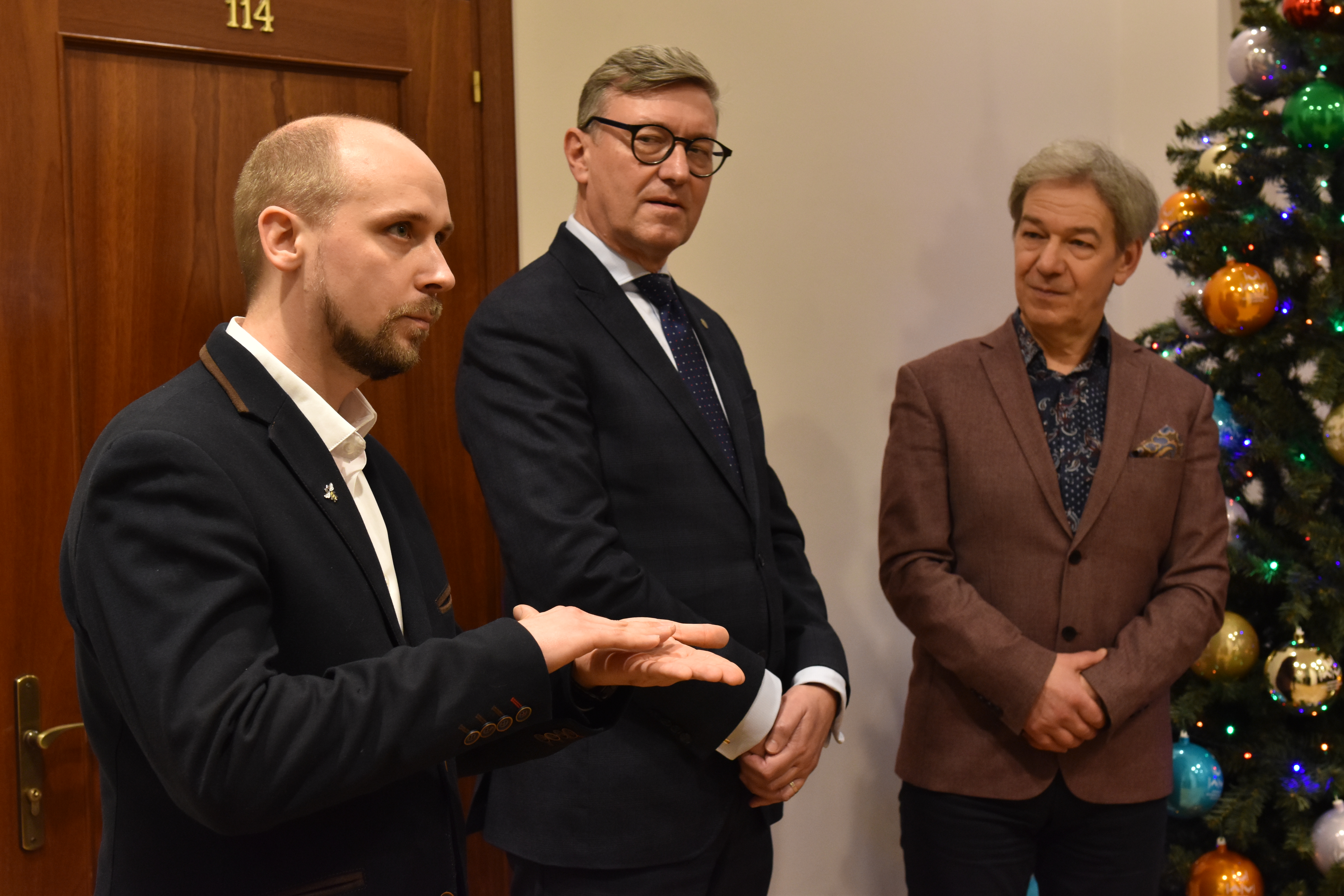 Dr Marcin Piotrowicz oraz rektor UWM i dziekan Wydziału Sztuki UWM podczas otwarcia wystawy "Drgania"