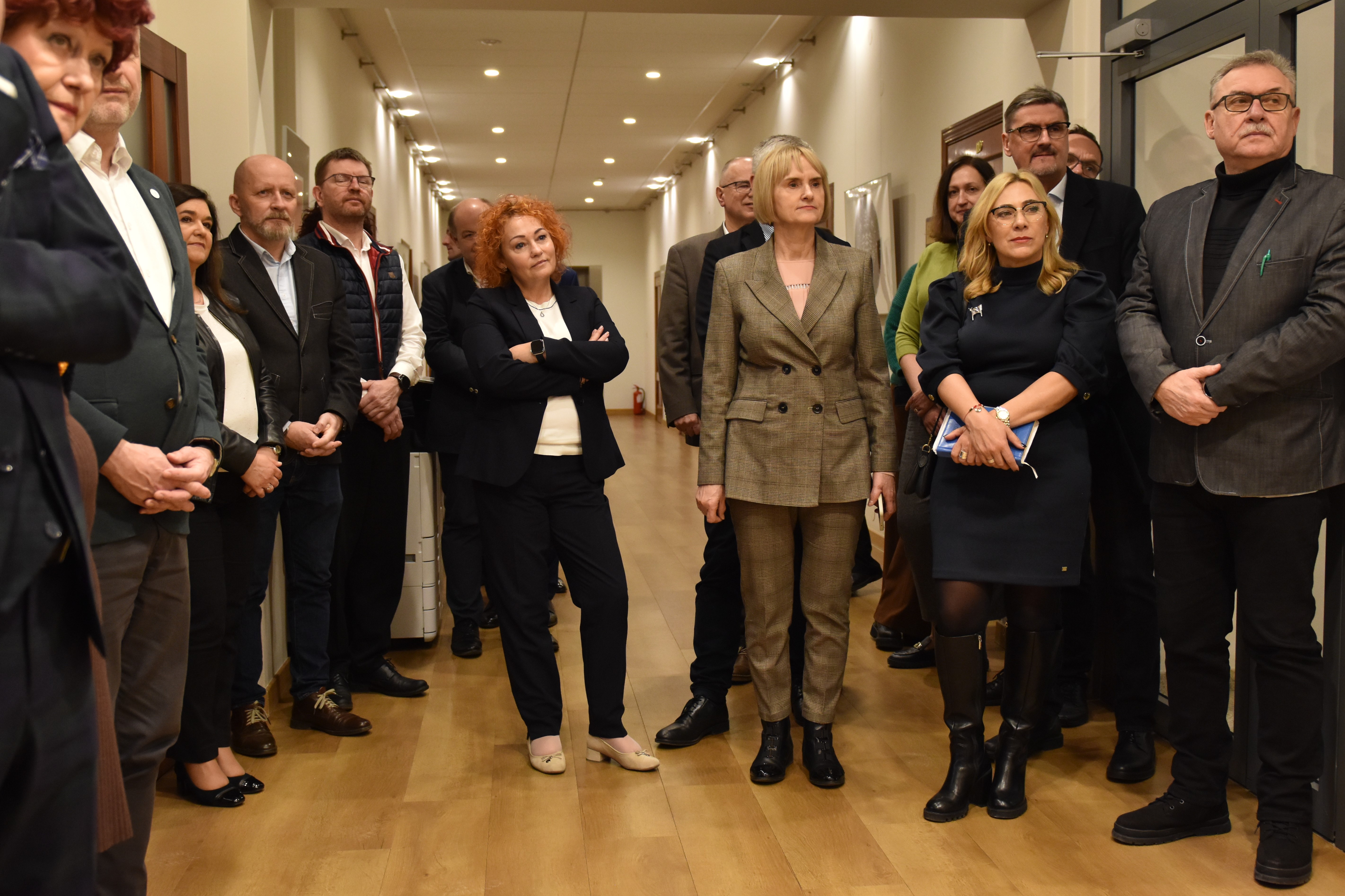 dziekani wydziałów i inni goście podczas otwarcia wystawy "Drgania"