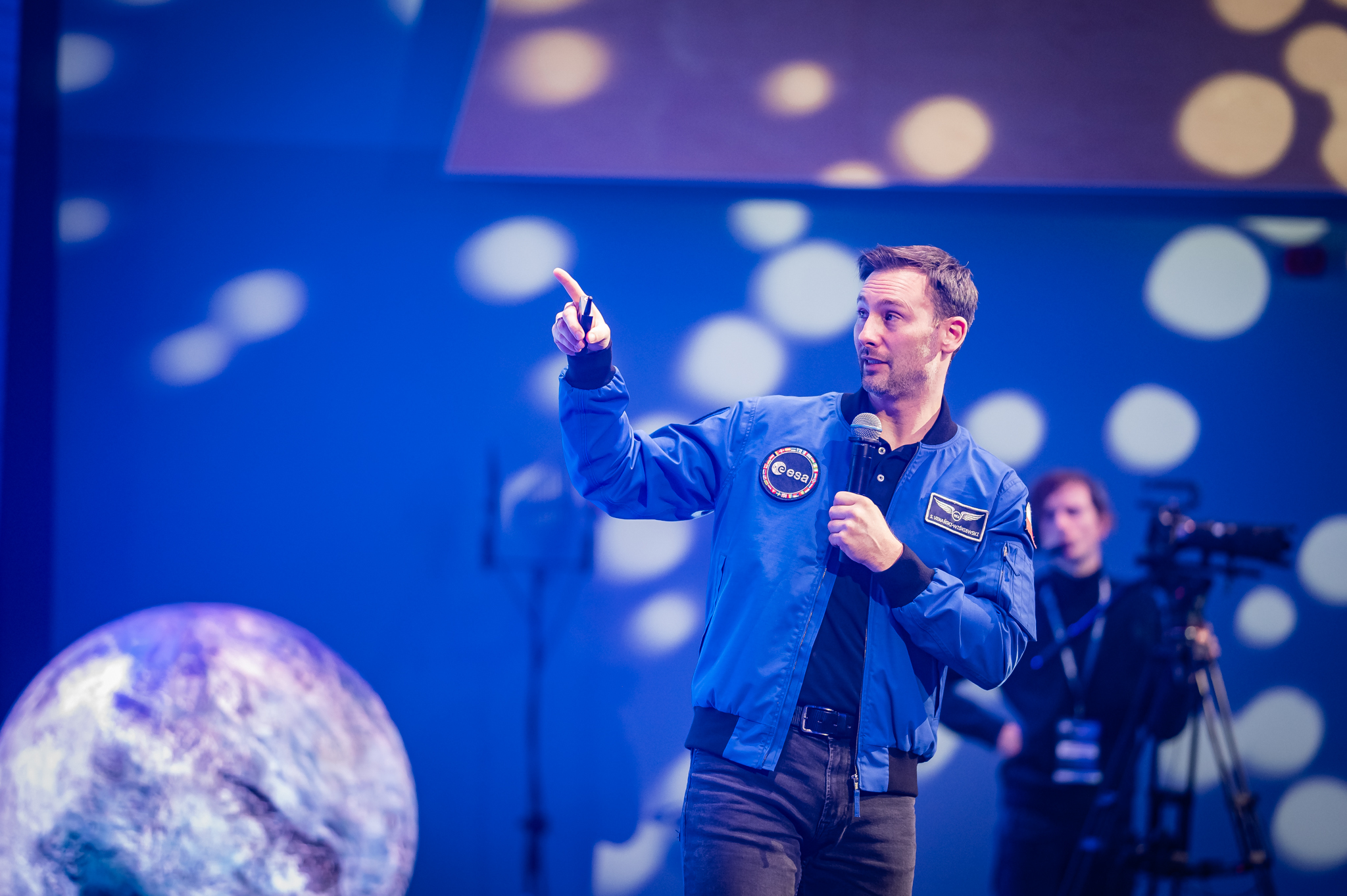 dr Sławosz Uznański-Wiśniewski wygłasza wykład