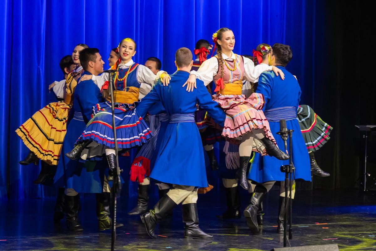 Zespół Pieśni i Tańca "Kortowo" podczas występu na koncercie "Kultura pod choinkę"