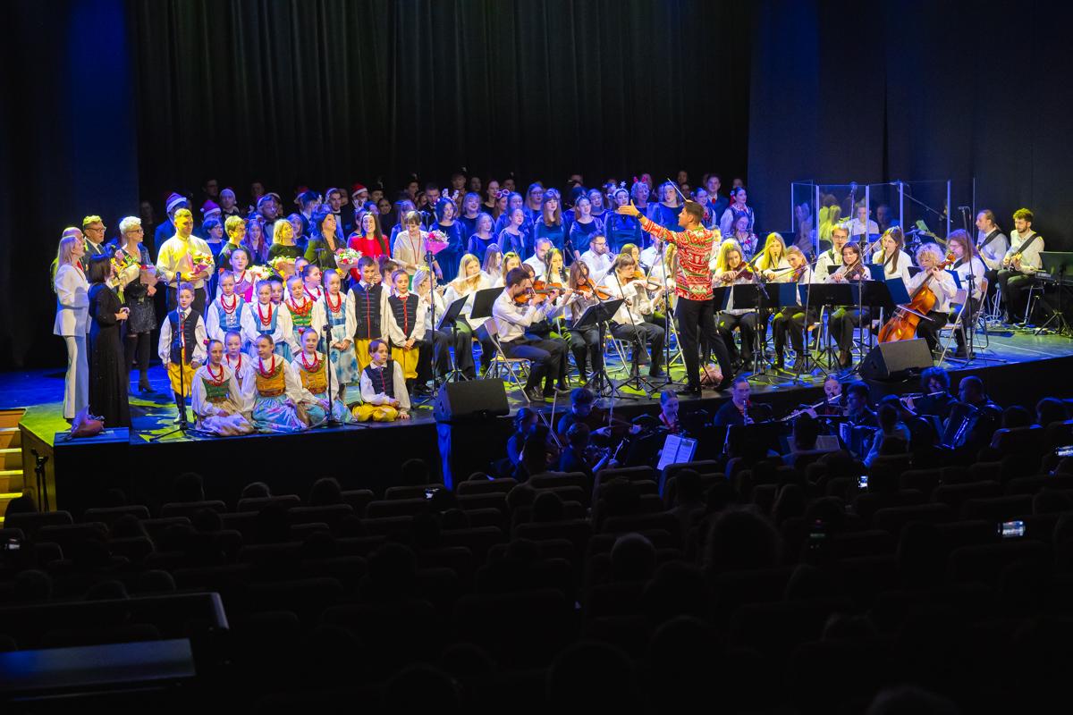 Wszyscy artyści występujący na koncercie Kultura pod choinkę na scenie podczas ostatniego utworu