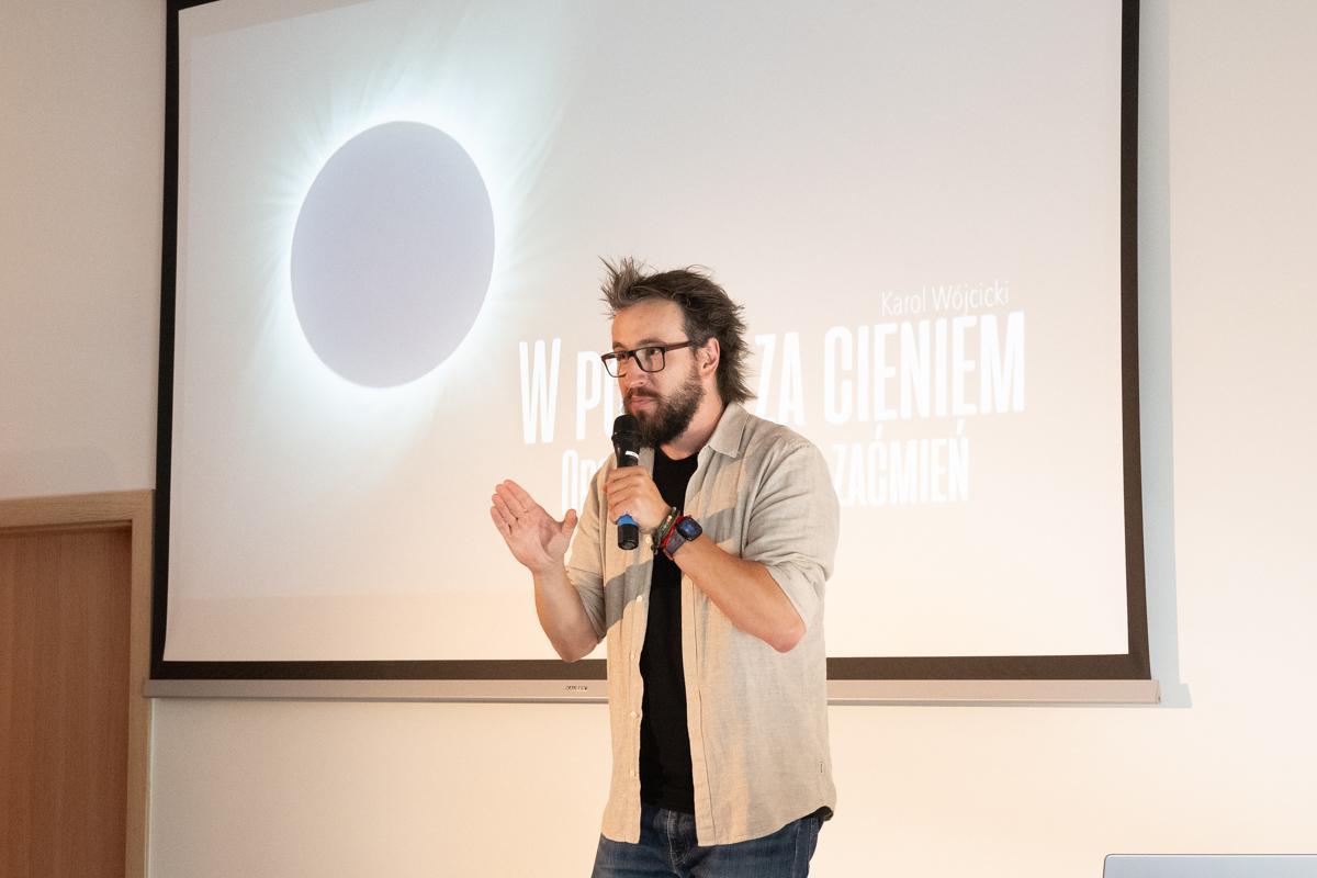 Karol Wójcicki wygłasza wykład podczas wydarzenia "Słońce rządzi wszystkim"