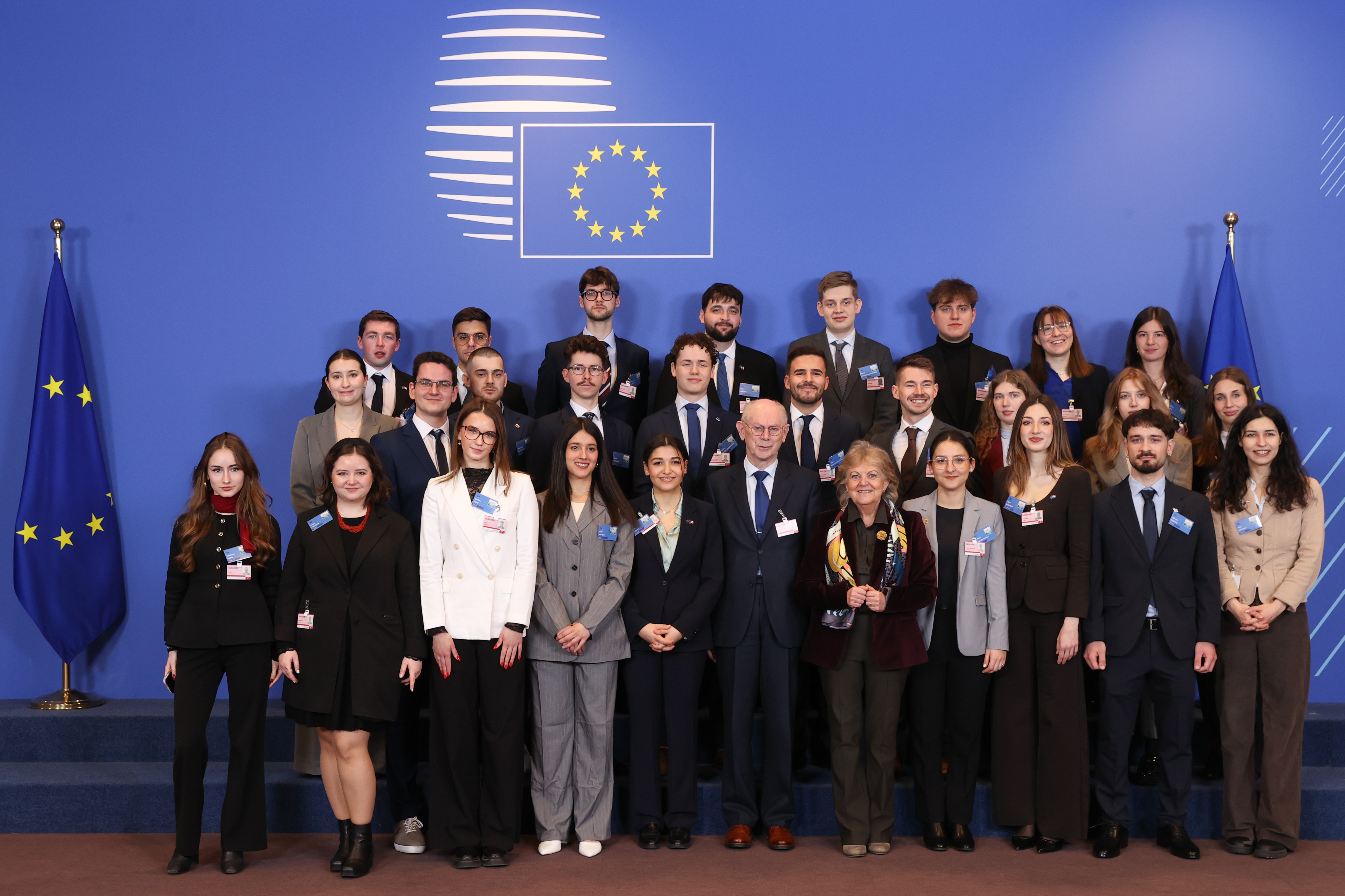 Studenci, którzy wcielili się w rolę głów państw pozują do zdjęcia z europejskimi politykami 