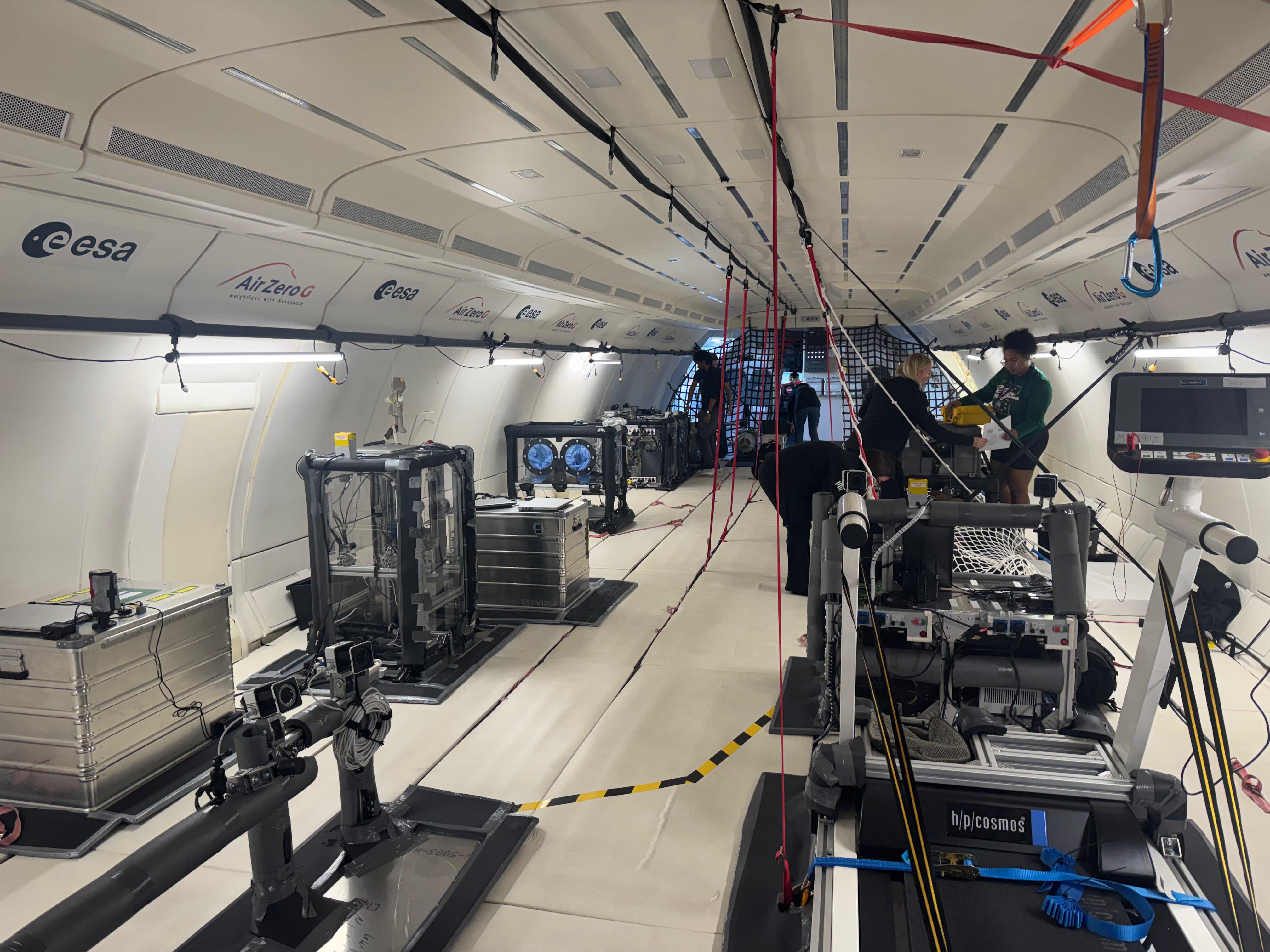 Wnętrze samolotu, którym odbywają się loty paraboliczne