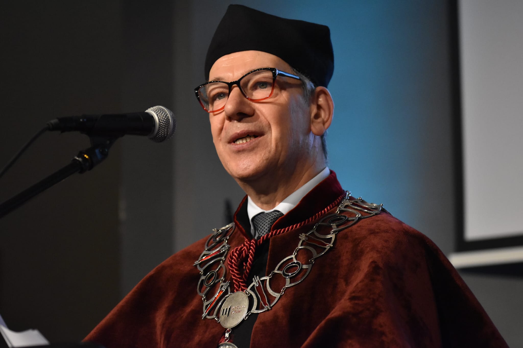 prof. Jan Połowianiuk podczas dyplomatorium Wydziału Sztuki