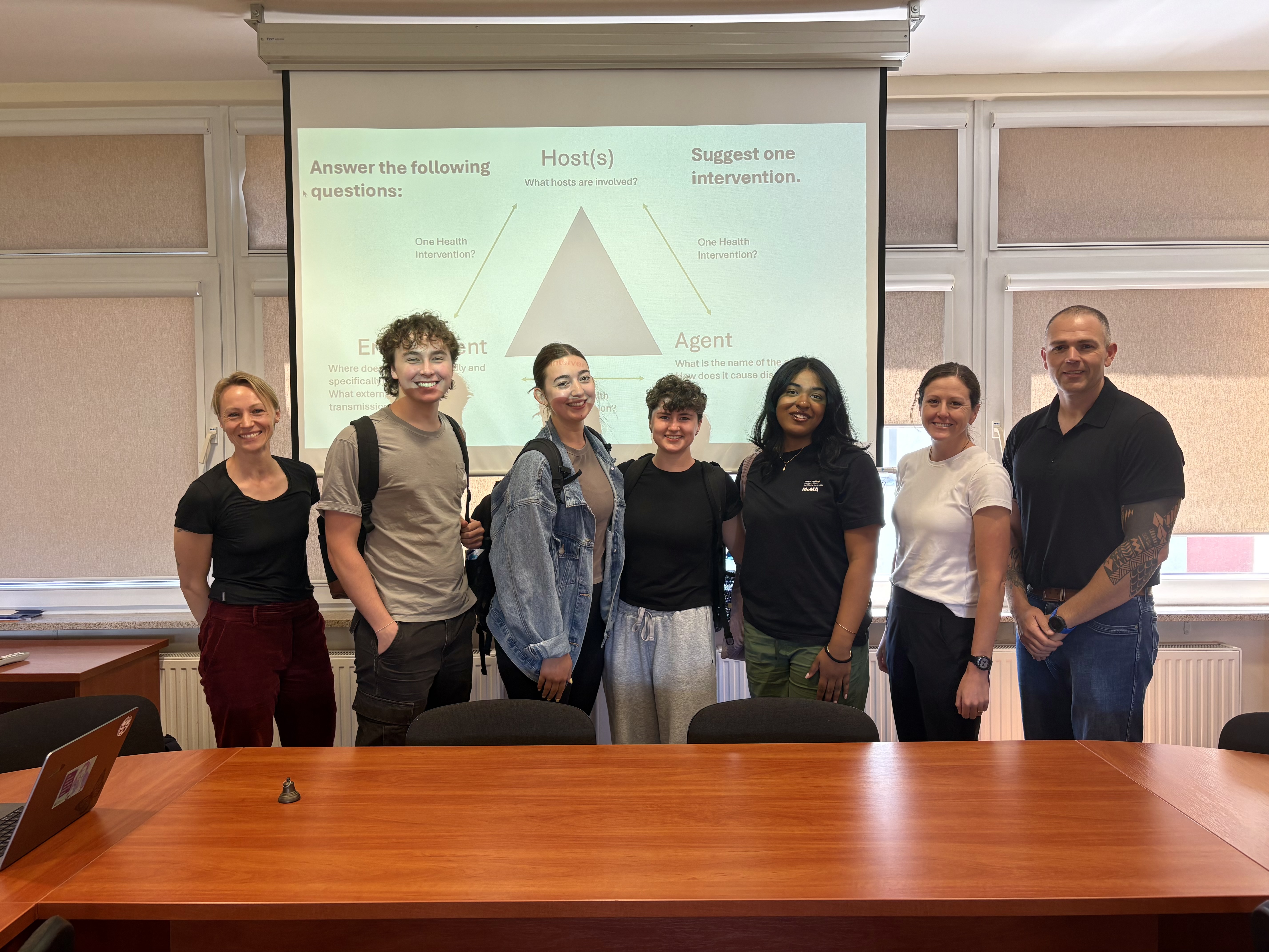 Studenci z University of Georgia pozują do wspólnego zdjęcia 