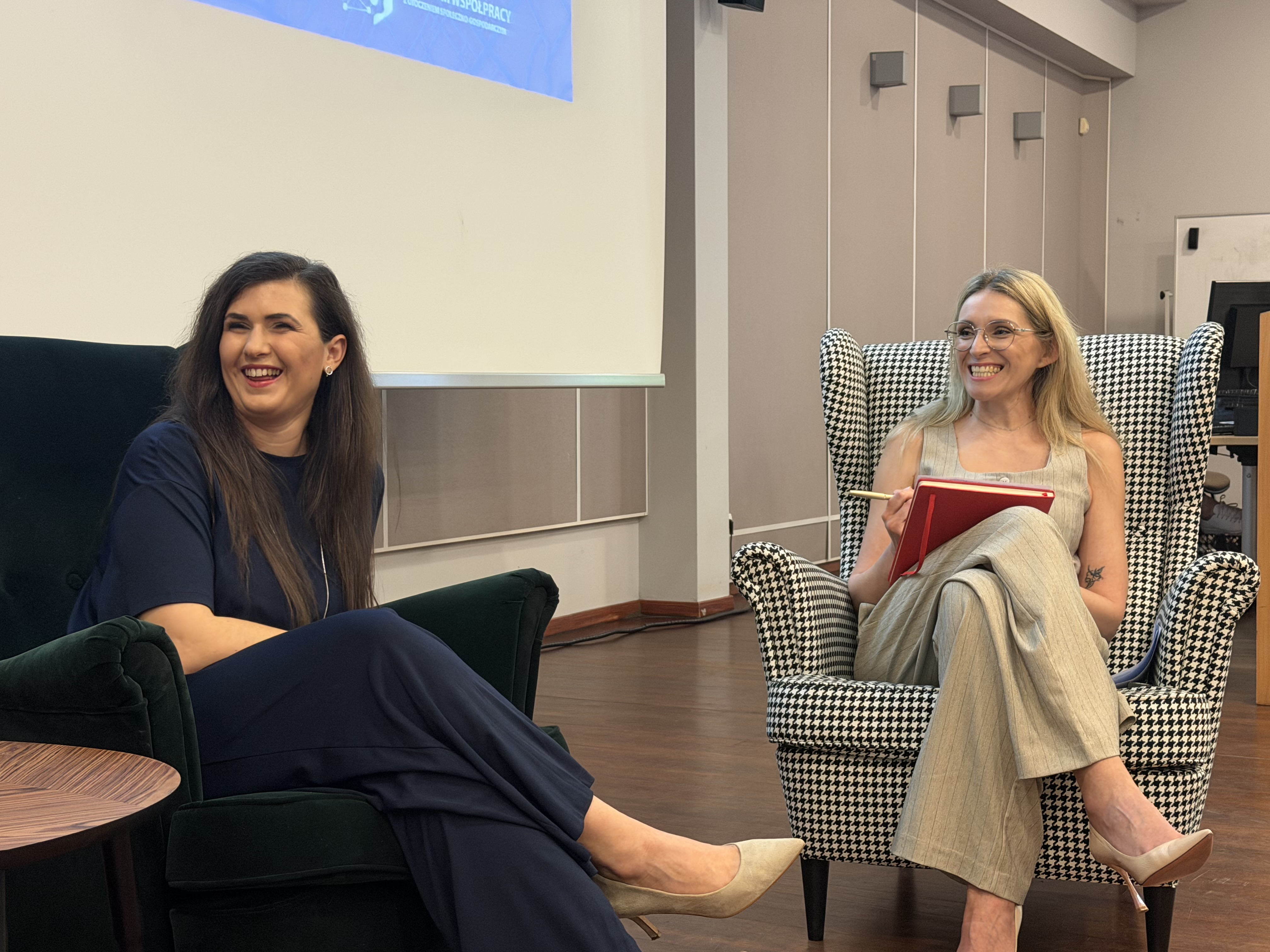 Uczestniczka projektu mentoringowego i Marta Wangin podczas spotkania podsumowującego