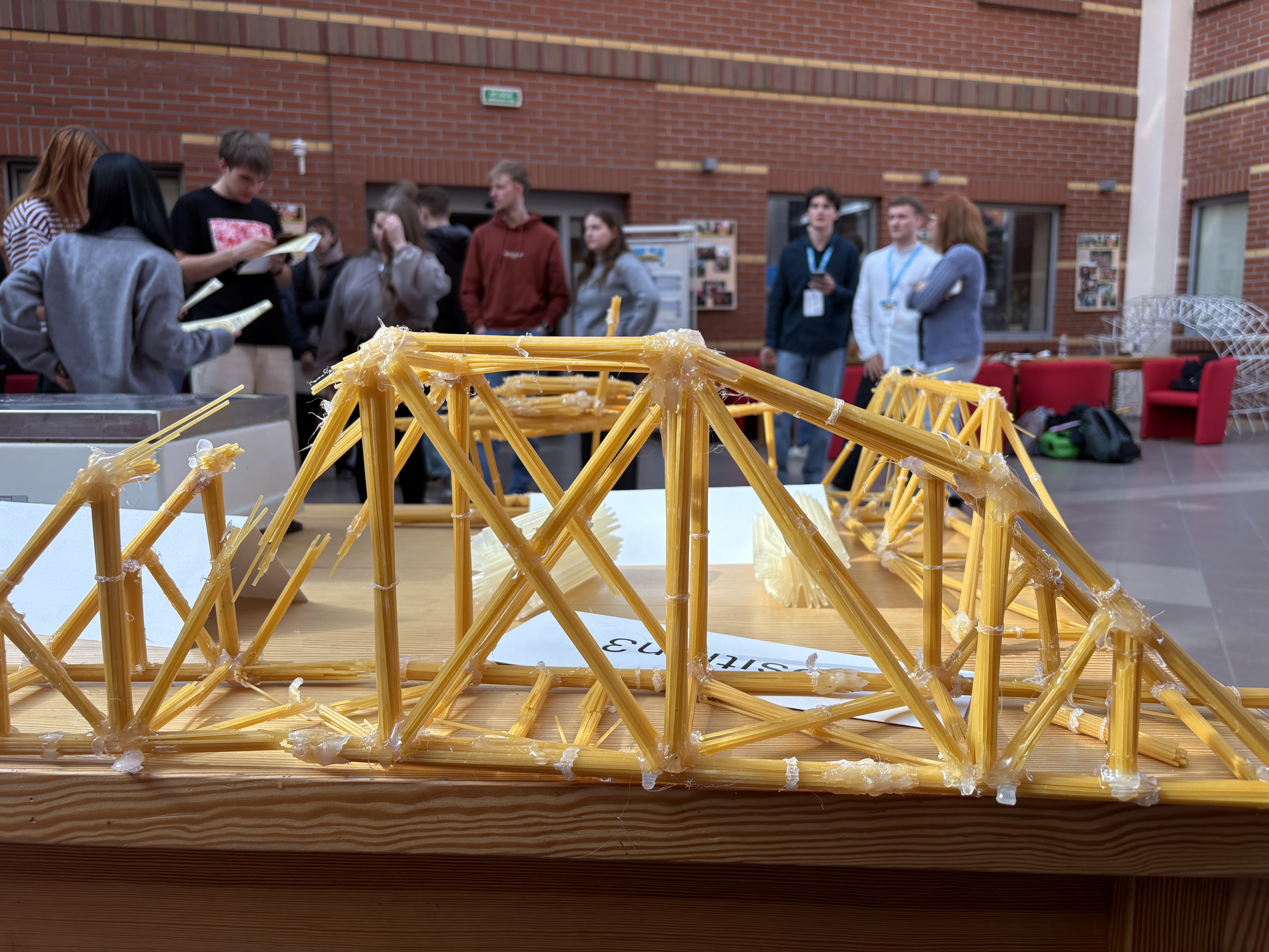 zdjęcie przedstawia most z makaronu spaghetti zrobiony przez uczestników kursu BIP