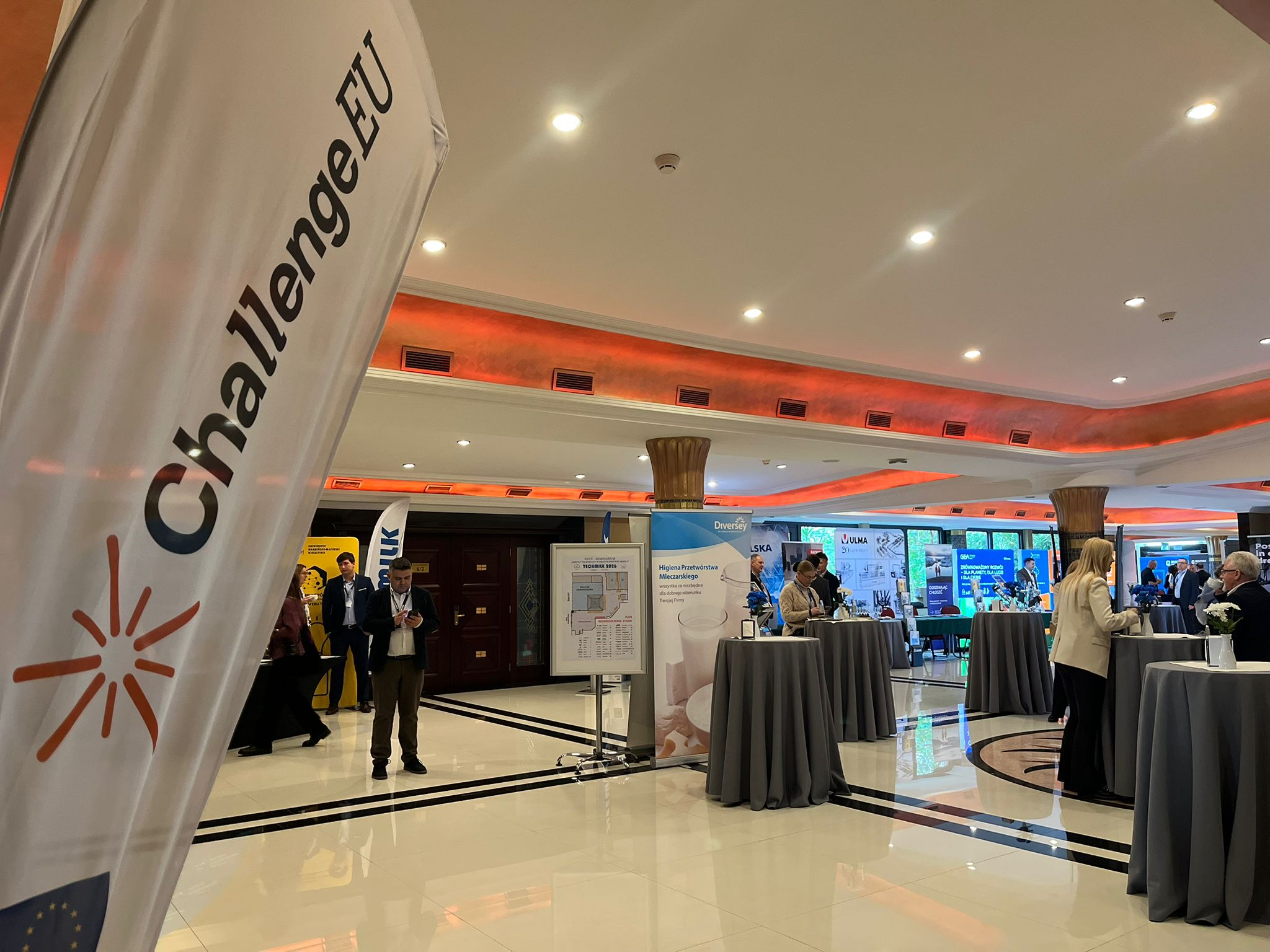 zdjęcie przedstawia baner sojuszu ChallengeEU, który znajduje się w miejscu, w którym odbywało się seminarium Techmilk 