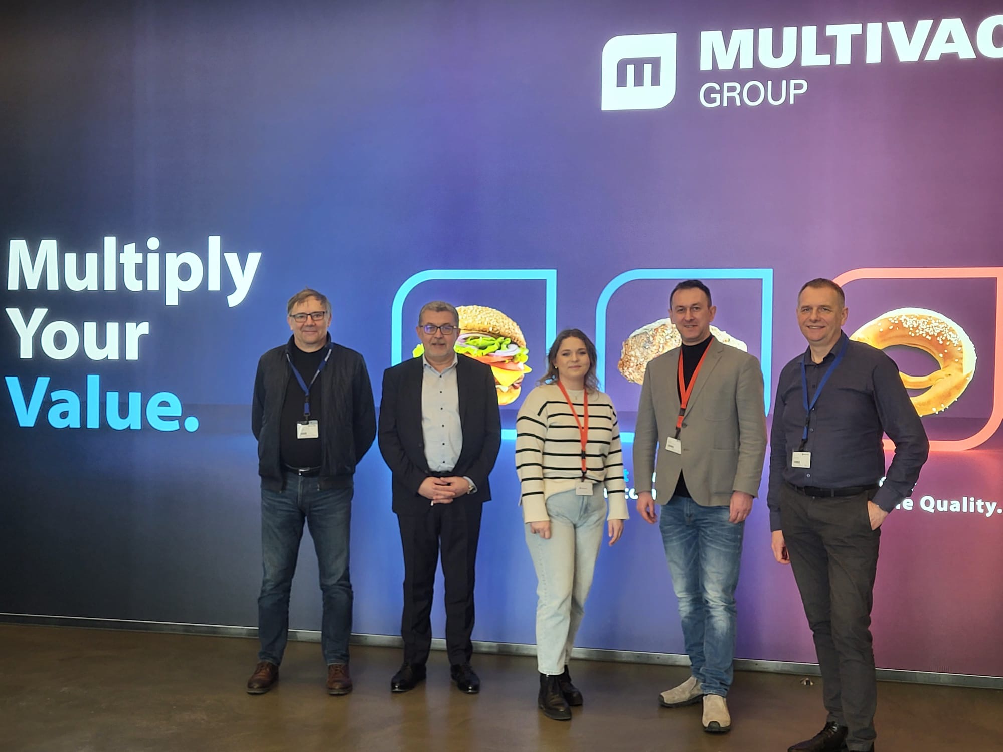 Weronika Maciejewska i dr inż. Adam Więk oraz przedstwiciele firmy Multivac podczas wizyty studentki będącej nagrodą za pracę inżynierską 