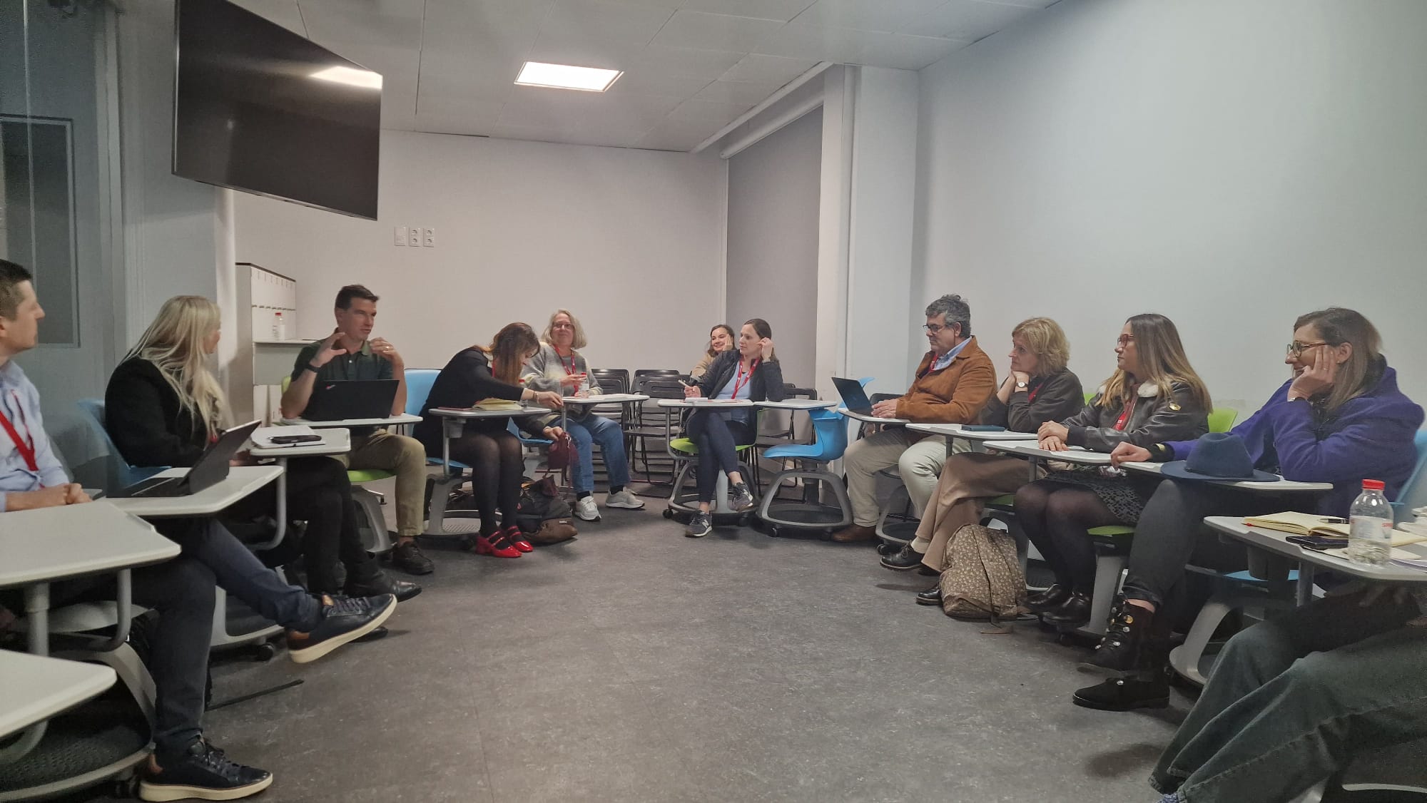 Uczestnicy warsztatów siedzą w kręgu