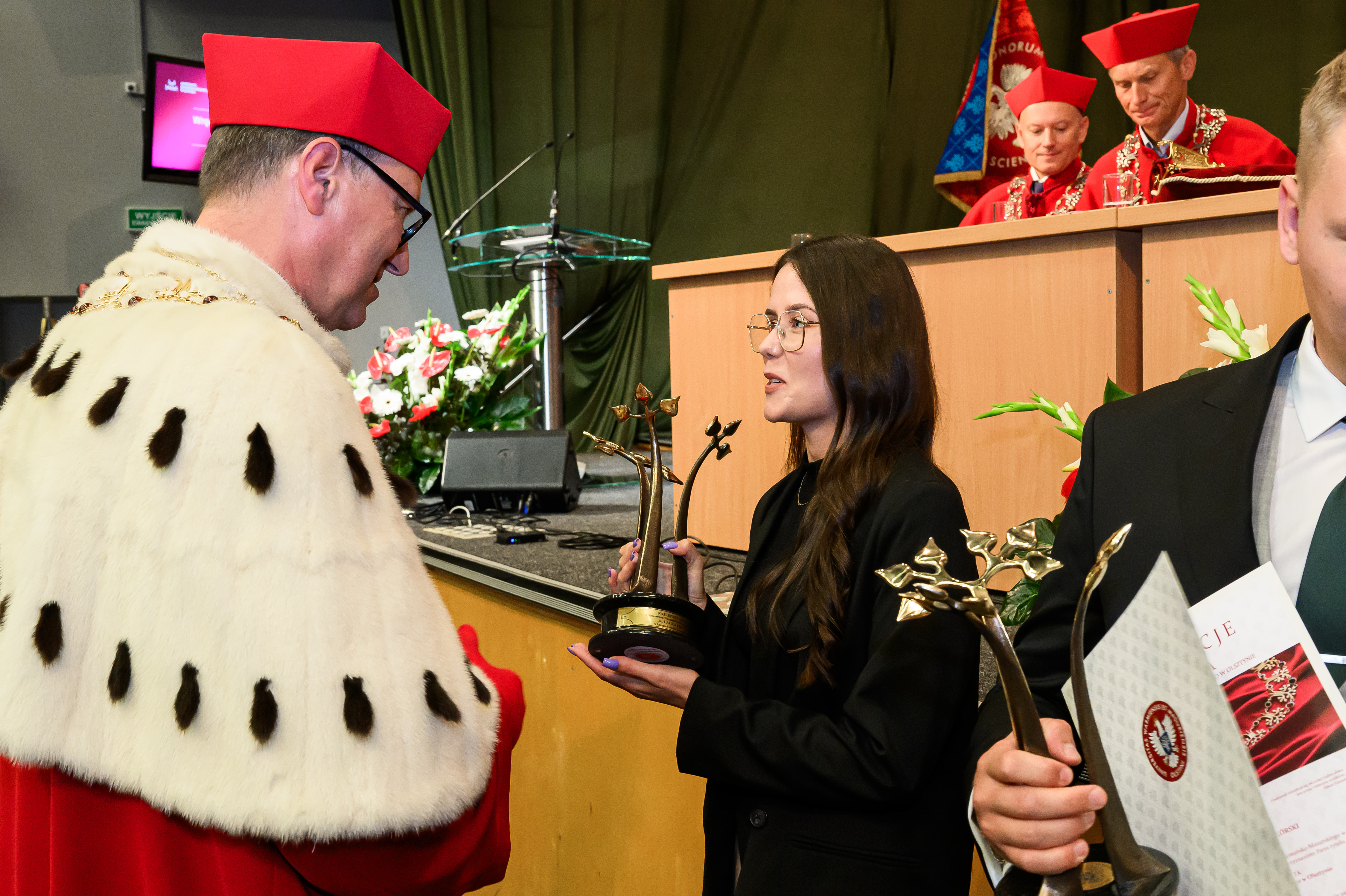Laura Trelewicz odbiera nagrodę od rektora UWM